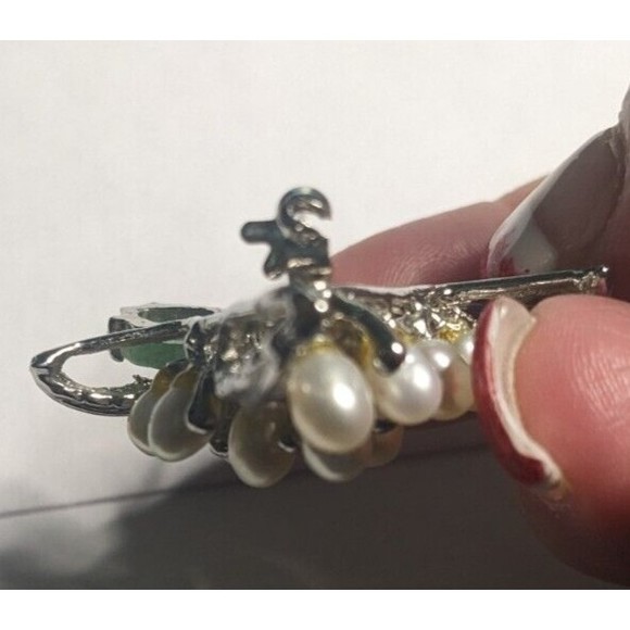 Vintage Silver Tone Faux Baroque Pearl & Jade Grapes Brooch Necklace Pendant - Picture 4 of 8